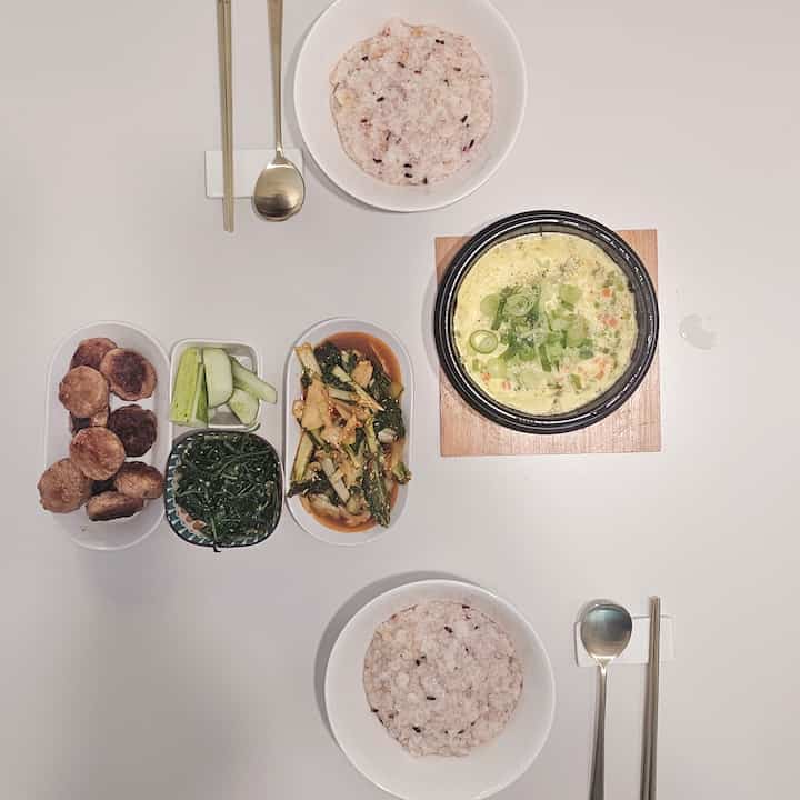今日の昼食。
ヌルンジ、卵蒸し、ミニ餅カルビ、ほうれん草など

日曜日の昼食にはお姉さんをよくするペット。
ところがいつもヌルジにはスープがありません。
お粥よりも噛んでいません。

料理担当者ではない私は与えるために静かに食べるㅎㅎ

＃ランチ＃ランチメニュー＃ランチ＃ランチタイム＃ヌルンジ＃卵蒸し＃料理男＃ダイニングスペース＃ダイニングダイニングテーブル＃ダイニング 
＃コンスープ記録＃オーホームストア8-2