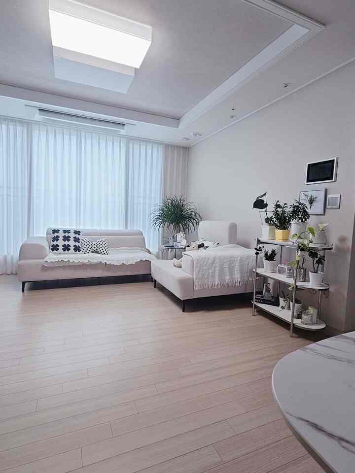 #오늘의우리집 #콘수프기록 #신축인테리어 
新築アパートに引っ越して3年を超えています〜
基本ベースの家だから手が届かない
家具やスタイリングだけで飾られた家です〜

私の好きな落ち着いたホワイトトーンで
できるだけ飾っている中ですね♡

まだ生きていますが🤔  #아파트스타일링 #거실  #아파트꾸미기  #화이트톤 #화이트인테리어  #화이트가구 #신혼집 #신혼집꾸미기 