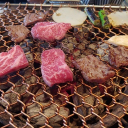#일상기록 
요즘 습하고 무더워서 그런지 자꾸 🐂고기가 땡겨
소고기 한우 머그러 엄마랑 2인분이지만
양보단 질로 승부~사르르 녹는 이맛~~
역쉬한우🐂👍
#외식 #소고기요리 #소고기 #소고기구이 #한식 #식당 #선팔 #맞팔 #챌린지 #외출 #한식메뉴 #한식밥상 #육회 #버섯 #소고기 #단백질 