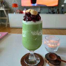 #한여름디저트  2
말차팥빙수~  여름나기~~🍨🍧
더워도 너무 더운 요즘~~
얼음을 달고 사네요😁
여름에 빙수 필수인데
말차파우더로 만든 빙수는 인기 만점이죠🤗
만들어 볼까요 🍨
재료(g)
얼음 250 
우유 60
연유 30
말차파우더  40
블랜더에 요 위에 적힌 재료를 몽땅 넣고
갈아주고 컵에 부은후
단팥 ,떡 올려주면 끝~~🥲
저는 닌자초퍼에 갈았는데
정말 잘 갈리더라구요~~
너무너무 시원하고 맛있어요👍👍
#말차디저트 #말차 #말차빙수 #말차팥빙수 #컵빙수 
#팥빙수 #빙수 #여름준비템 #여름간식 #여름디저트 #무더위 #디저트 #디저트천국 #여름홈카페  #홈카페 #홈스토랑 #홈쿡
#플레이팅 #플레이팅필살템  #콘수프기록 