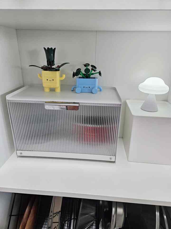 Neat and square storage box 💟

#Living #콘수프기록
#Cup Storage #철제수납함 #컵수납장 
#Baby Cup #컵정리 #다이소조명 #추천템