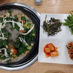 #일상기록 
단백질 보충 목적으로🐙🦐 낙곱새 머그러 
원조조방낙지집 도착 
울 가족 단백질보충 책임질 낙지.새우.곱창 잇으니 요번주 단백질은  충분하것징~~😁
#단백질식단 #단백질 #낙지볶음 #새우 #곱창 #한식 #선팔 #맞팔 #챌린지 #콘수프기록 #부추무침 #부추 #낙지요리 #식당 #나물반찬 #나물 #여름보양식 
