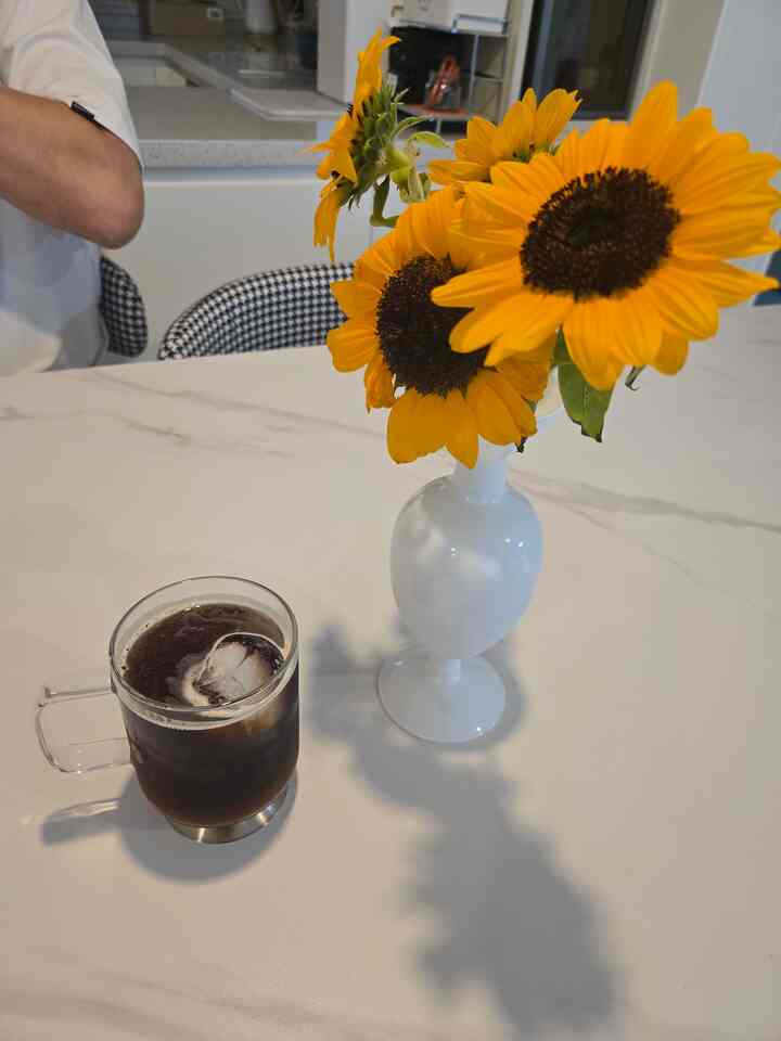 #自宅で一番忙しい

私は家が集まって家のコックが毎日です。
昨日、私のベフの娘の誕生日パーティーをやってください。
久しぶりに外出して家に帰って二次
朝から午後まで走り、気絶..

今日は朝から涼しく雨を降ります。
再びSu Soon Leeモードが作成され、間接照明として
ふわふわの気持ちでコーヒーを一杯

師副作師副作家の仕事を終え、夫が降りた
ああ一杯！

＃コンスープ記録＃ジップコックライフ＃ハウスコッカー＃花瓶
＃オーブ製花瓶＃インナージョギング＃インナージョギングポスター＃ブラックフレーム 
＃アクリルフレーム＃イケアデスク＃北棚＃ウッドブック棚
＃ニューデマンド＃照明

