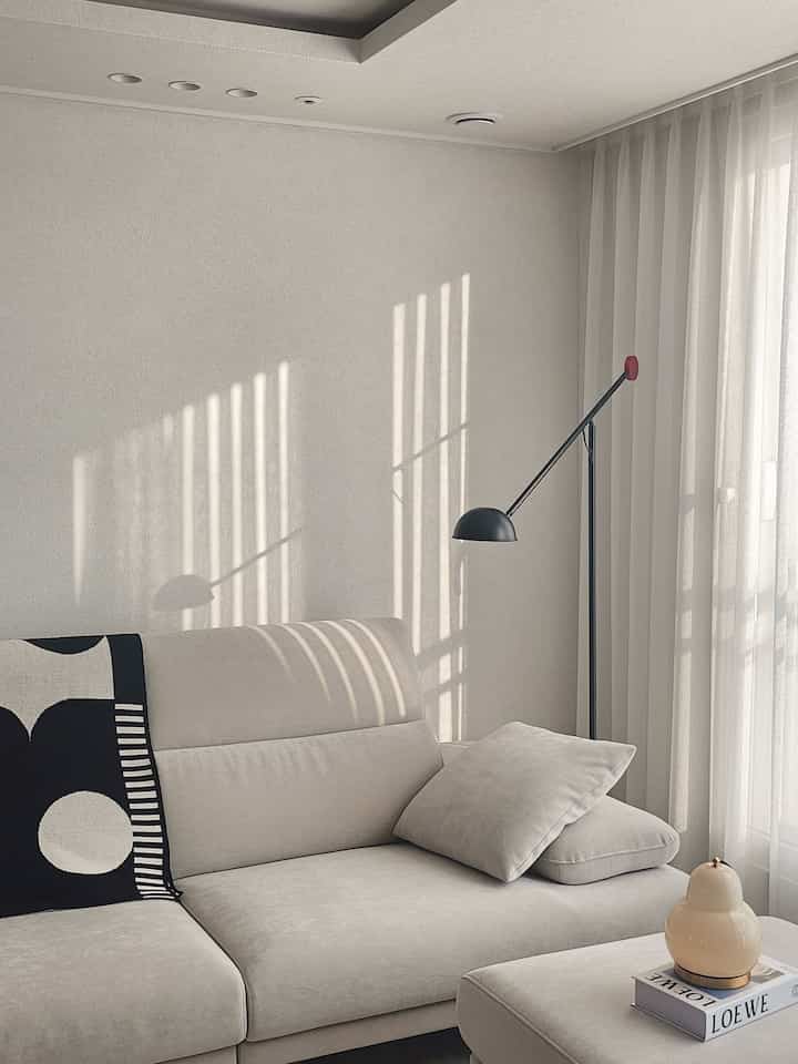 #우리집추구미

Rumah di mana bayangan sinar matahari pun menjadi bagian dari interiornya.
Saya menyingkirkan hal-hal yang tidak perlu dan menciptakan ruang yang penuh dengan kenyamanan dan kehangatan.
Duduk dengan tenang saja sudah membawa ketenangan pikiran.
Inilah suasana minimalis dan emosional yang saya kejar di rumah saya.

#RumahSaya #홈스타그램 #미니멀인테리어 #감성집 #햇살맛집 #집꾸미기 #거실인테리어 #심플인테리어 #화이트인테리어 #편안한공간