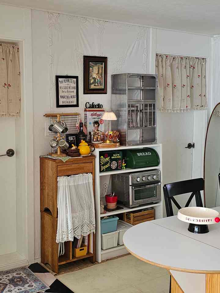 白と茶色のトーンが調和したキッチン空間、小型家電と収納が整ったナチュラルで雰囲気のあるインテリア