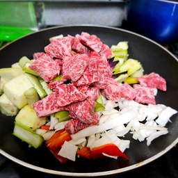 오늘도 한우 소고기와 함께하기 🥩 
야채와 함께 굴소스볶음 해 먹었어요. 
고기 넘 맛있어요.ㅜㅜ 
나날이 체중이 늘고있네요..  하..,,
#오홈스토랑 #콘수프기록 #한우 #굴소스볶음 #소고기요리 #살치살  #요리 #취향 #맞팔 #소통 #취미
