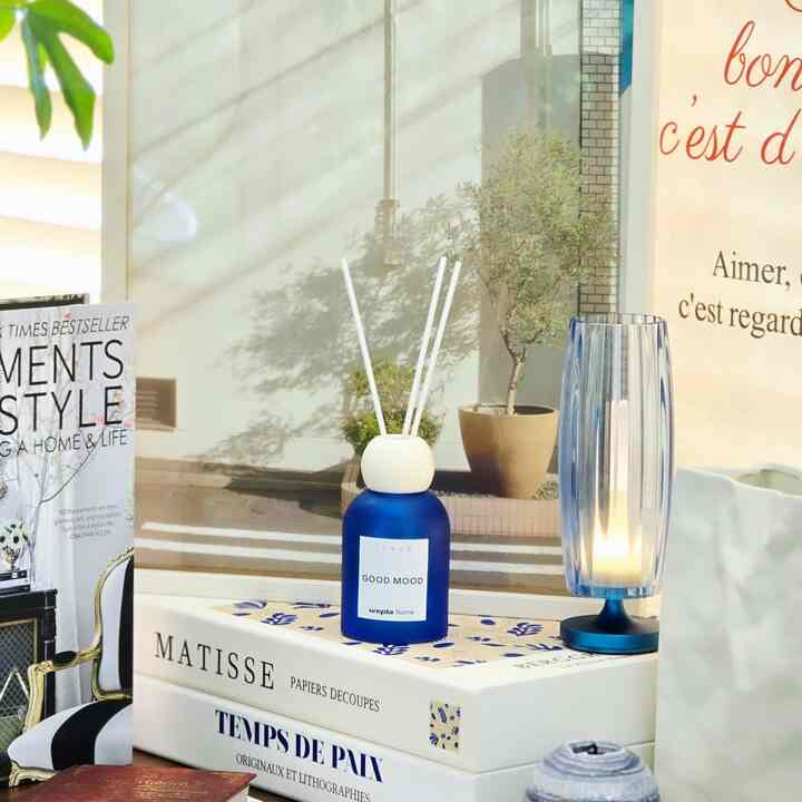 カフェ感性そのまま、家の中を感性カフェに変える香
アンボクシングから感性飛び散るホームアイテムウィプラディフューザー
音楽のように香りを変えてみると、毎日同じ空間も新しく感じられますよね
感覚的な香りとパッケージの両方が豪華で
インテリアを高め、感覚的なライフスタイルを
 簡単に追従できるオブジェディフューザー
強くなくても長持ちする香りで
人工的な香りではなく、自然に触発された香りの組み合わせで 
自然な香りを好む方にも安心使用可能です。 
国内生産で安心して使えるという点も👍🏻
きちんとした包装とデザインでセンスのあるプレゼントを用意したいとき 
誕生日や家は贈り物として推薦されます。 
＃かわいいテム最高です＃コンスープ記録＃家の贈り物＃オブジェ小道具 
＃ディフューザーギフト＃ウィプラ＃オブジェディフューザー＃ディフューザーインテリア
＃ディフューザー＃感性空間＃ホテルディフューザー＃香りのテム＃香り