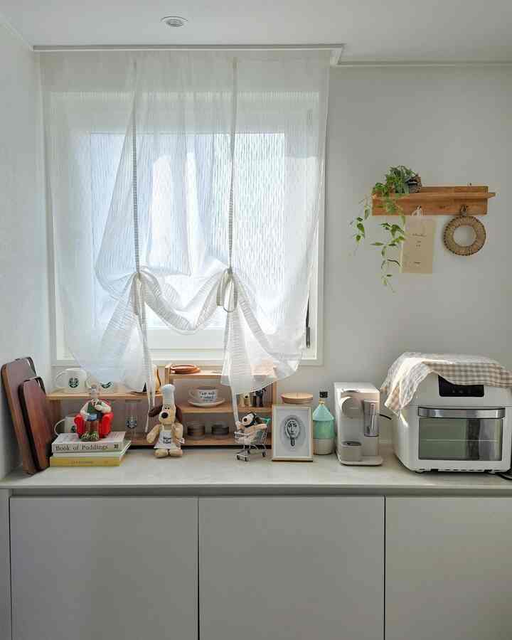 ＃今日の私たちの家＃コンスープ記録 
今日の清掃エリアはホームカフェゾン♡

キッチンの中に
原木棚と小物に仕上げた 
ホームカフェゾーンです：）

しばらく前に購入したウォールシェルフ
走ってみました！

暖かい色調の原木棚を加えると雰囲気が 
もっと暖かくなったみたいです♥

#ホームカフェ#ホームカフェインテリア 

