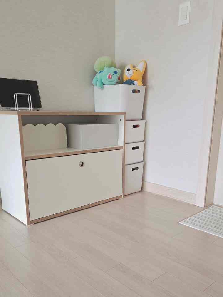 ＃サリムサル3＃コンスープ記録 

マルチクリーンアップを新しく変更しました:)
クリーム色の家具とパチパチ🤍 
はるかにきれいだから綺麗で満足です☺️ 
マルチタップの光も隠してくれて寝ると不快感が少なくなりました！
ところで、高さのある充電器を差し込む上部の蓋（？）はありません。
私は笑いました。
大丈夫でしたが、私たちの寝室の充電器はノートパソコンの充電器です。
それは高さがあったのか曖昧だった 
それでもきれいにまとめられて満足しています👍 

＃家の装飾＃ミニマルインテリア＃ミニマル＃子供部屋のインテリア＃子供部屋＃子供部屋の装飾＃収納家具＃マルチタップクリーンアップ＃ライムレコード＃サリム＃サリム日常＃サリムテム＃子供部屋収納＃収納整理＃収納整理ボックス＃収納整理アイテム＃スタジオムード＃