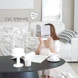 #예쁜템최고야 3 #콘수프기록  🌷
.
저희 집에도 드.디.어 #스노우맨조명 이 왔어요.
어쩌다 보니 애정하는 @Slowhite 님과 커플템🤍
와, 귀욤귀욤 동글동글 디자인 무슨 일인가요오??
마지막 사진은?! [화이트 포터블 조명 모음.zip] 
화이트는 사랑입니다린🕊 예뻐도 너무 예뻐ㅠㅠ
.
(소곤소곤) 내일 휴일이에요, 여러부운ㅎ
건강하고 즐겁고 행복한 하루 보내세요✨️
.
#달콤다린 #화이트인테리어 #포터블조명 #스노우맨 #일광전구 #아르떼미데 #렉슨미나 #라문루이즈 #미니조명 #스노우맨15 #거실인테리어 #거실꾸미기 #인테리어조명 #조명인테리어 #조명 #포터블램프 #무더위