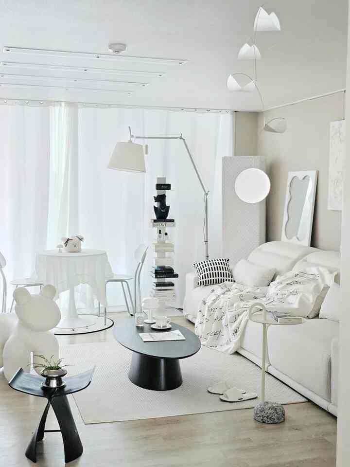 #오늘의우리집 5 #콘수프기록 🌷
.
I was into kitsch and pops of color for a while, lol
but I finally settled on #블랙앤화이트인테리어!!
I'm going for a simple(?) look for the time being, with all my makeup removed and just mascara on. 🤍
.
By the way, how do you take backlit photos of the living room??
My house faces south, so it's really difficult. 🥹
If you have any tips or apps for editing, please recommend them...
I woke up early in the morning to take photos before the sun rose,
but even after my morning coffee, I'm already nodding off.
I have a feeling today will be a very long day.
.
Oh, and by the way, I brought home a super hip little girl from OZIPP (you can see her peeking out in the first photo lol).
I'll introduce her on tomorrow's feed?! (So excited 🤸‍♀️)
p.s ✨️ 🄷🄰🅅🄴 🄰 🄶🄾🄾🄳 🄳🄰🅈 !! ✨️
.
#SweetDarin #화이트인테리어 #거실꾸미기 #거실 #아파트거실 #거실스타일링 #거실셀프인테리어 #아파트인테리어 #아파트꾸미기 #거실가구 #거실러그 #소파테이블 #스툴 #북선반 #룸슈즈 #거실실내화 #비정형거울 #추천템