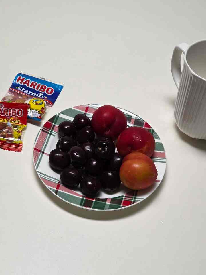 ＃夏のデザート＃チェリー＃プラム
🍒果物が好きな方ではありませんが
夏のデザートでは果物がぴったりです:)
チェリーとプルーンニョニョン、夏の味✨️

＃デザート＃夏の果物 