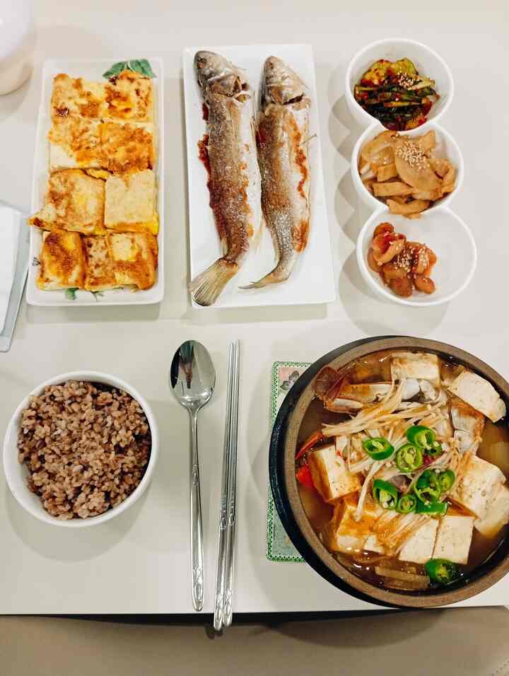＃オーホームストア＃コンスープ記録 

うわー…休暇中に頑張って食べました…
そのため、他のチャンネルは起動できません...
ああ、ホームストアは最初に完了しました。

冷凍庫に忘れていたカニが見えます... 
久しぶりにカニ味噌チゲを煮込んだ…
そしてビーチに住む叔母が送った 
早くも焼いて…振り返ればお腹がすいた子供たち… 
豆腐まで焼いて…
この日、そこに豆腐が魚を追加しています... 
すみません。
＃おがくず＃おがくず日常＃おがくず記録＃家庭料理＃今日のおがくず＃日常飯賞＃おじいちゃんスターグラム＃ボブスターグラム＃韓国料理＃韓国料理愛＃韓国料理料理＃料理スターグラム＃笑顔幸せ＃日常記録＃日常スターグラム