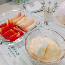 #한여름디저트
한여름 아포가토 세팅
오늘은 달콤+시원 콤보로 아포가토 한 잔 하려고 
테이블을 차려봤어여.
-부모님 주말농장에서 가져온 잘 익은 복숭아는 
길게 썰어 아삭하게. 한입 먹으면 과즙이 톡 터지죠.
- 주말농장 토마토는 반으로 잘라 상큼함 보충. 
단맛이 복숭아랑 은근 잘 어울려여.
- 유리잔엔 바닐라 아이스크림, 옆엔 갓 내린 에스프레소. 
먹기 직전 샷을 부으면 그 순간이 제일 설레죠.
- 스푼 대신 작은 픽을 꽂아두면 과일 집어 먹기 깔끔.
여름 오후, 카페 갈 힘 없이 
집에서 즐기는 홈카페 버전 아포가토. 
시원하고 달콤해서, 
한 입 먹는 순간 더위가 사르르 내려가요.
#한여름디저트 #아포가토 #복숭아아포가토 #여름디저트 #홈카페 #복숭아디저트 #여름간식 #디저트스타그램 #커피스타그램 #홈카페스타그램 #에스프레소 #아포가토맛집 #여름홈카페 #여름커피 #아이스크림디저트 #디저트그램 #과일디저트 #여름레시피 #디저트플레이트 #홈카페레시피 #달달시원 #여름카페감성 #카페스타그램 #간단디저트