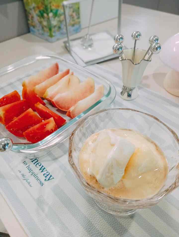 #真夏デザート

真夏のアポガト設定

今日は甘い+クールなコンボでアポガトを一杯飲もう 
テーブルを着てみました。

- 両親の週末農場からもたらされた熟した桃 
長く切ってサクサク。一口食べると果汁がぽんと鳴ります。
- 週末農場のトマトは半分に切って爽やかさ補充。 
甘さが桃とさらっとよく似合って。
- グラスにはバニラアイスクリーム、横には新鮮なエスプレッソ。 
食べる直前にショットを注ぐと、その瞬間が一番ワクワクします。
- スプーンの代わりに小さなピックを差し込んでおくとフルーツを拾って食べるスッキリ。

夏の午後、カフェに行く力なし 
自宅で楽しむホームカフェバージョンアポガト。 
涼しくて甘いので、 
一口食べる瞬間、暑さがサルル降ります。

＃夏のデザート＃アポガト＃モモアポガト＃夏のデザート＃ホームカフェ＃ピーチデザート＃夏のスナック＃デザートスターグラム＃コーヒースターグラム#ホームカフェレシピ #ダルダルシウォン #夏カフェ感性 #カフェ