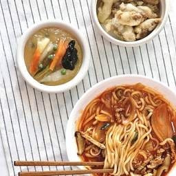 #오홈스토랑 #콘수프기록
이거 맛있음!! 원래 짬뽕 그닥 안좋아하는데 대가방 고기짬뽕 존맛🥹🎀 탕수육은 쏘쏘예요🤭ㅋㅋㅋㅋ
#밀키트 #다이소 #접시 #테이블매트 #다이소시트지 #맞팔 #맞팔환영 #맞팔해요 