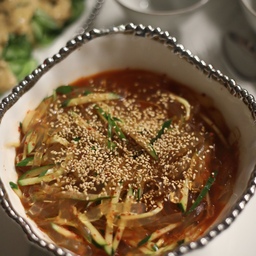 #한여름디저트
한여름엔 잠도 잘 안오고 늦게 자게 되고.
그러다보면 밤에 꼭 배고파서 냉장고 뒤지고 있어요🙄
그럴때 가볍게 먹는 허이네 야식입니다.
아주 어릴때부터 여름 냉장고에 빠지지 않고
늘 있었던 우묵이랑 오이는 지금도 한여름 별미에요.
칼로리가 엄청 낮아서 많이 먹어도 부담 없는데
새콤달콤 양념에 아삭한 오이 채썰어 무치면
시원하고 얼마나 맛있게요🥹
오이가 아주 많아 슬라이스 해 참깨 갈아넣어
휘리릭 소스 만들어 오이 샐러드 해서 같이 먹으니
더 맛있더라고요 :)
#요리꿀팁 #요리그램 #집밥 #집밥레시피 #양식레시피 #안주요리 #홈마카세 #플레이팅 #팜파베이 #장듀보 #코스타노바 #주부일기 #집꾸미기 #주방살림 #주방정리 #주방인테리어 #주방아이템 #맞팔 #선팔맞팔 #소통환영 #밥상기록 #샐러드 #샐러드레시피 #오이요리 #참깨소스 #우묵 #우묵가사리 #야식메뉴 #야식레시피