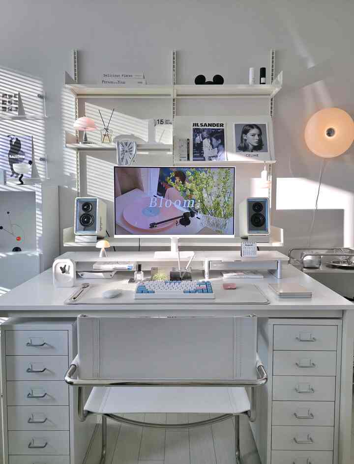 School's finally back in session! A month seems to have flown by in a flash!
There was no news of rain, but now it's full of sunshine! ✨️ 
It's been a while since I've cleaned up my study desk and replaced my keyboard! The pastel blue and pink keycap combination looks so cute and pretty! 😊
#cornsouprecord #집에서제일바빠 
#keyboard #기계식키보드 #키보드추천 #데스크셋업 #집꾸미기 #키보드덕질 #방꾸미기 #무선키보드 #게이밍키보드 #데스크테리어 #홈오피스 #책상꾸미기 #선반꾸미기 #책상인테리어 #벽선반 #셀프인테리어 #내방 #미드센츄리모던 #화이트인테리어 #데스크용품 #쇠테리어 #맞팔 #펀키스 #데스크테리어족 #조명추천 #무드등