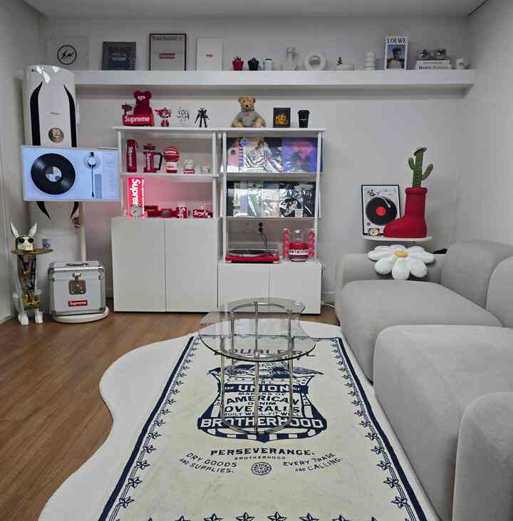  #음악공간 #슈프림 #supreme #턴테이블 #턴테이블코디 #화이트톤 #화이트거실 #스탠바이미 #액자 #우드장판 #러그코디 