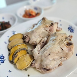#오홈스토랑 5 #콘수프기록 
복날에 먹었던 삼계탕 적금샷
영계라 그런지 작아서 푹 고와졌어요.
전복도 씻어서 함께 삶았더니 맛있게 익었어요.
#맞팔 #맞팔환영 #집밥 #삼계탕 #전복 #복날 #주방 #아일랜드식탁  #일상 #오늘의가든 #오늘의집 #압력솥 
