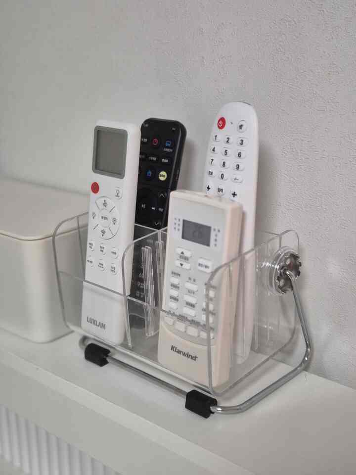 アクリルリモコンの整理台をベッドの横に置くと確かにきれいになりました。 
角度調整もでき、滑り止めもよくできていてリモコンの整理が楽です。 
透明アクリルなのでどこに置いても似合い、寝室の雰囲気を損なうことなく整えられた感じを与えるアイテムですよ。 😆

＃今日の家＃家の装飾＃インテリア＃インテリアアクセサリー＃寝室のインテリア＃寝室の飾り＃部屋の装飾＃ホームスタイリング＃ホームインテリア＃アクリルの小道具＃リモコンの整理台＃リモコン取付台＃整理テム＃収納整理＃収納アイテム＃家庭のインテリア＃生活小道具＃インテリア小道具おすすめ＃ハウススターグラム