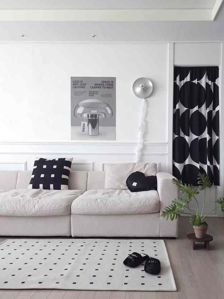 #PersistentReviewAward #DropDrop #BlanketCurtain

I never knew my favorite item would be this pretty! #1 in my own home! ✨️
Overall Score: ⭐️⭐️⭐️⭐️⭐️

Usability: ⭐️⭐️⭐️⭐️⭐️
Design: ⭐️⭐️⭐️⭐️⭐️
Price: ⭐️⭐️⭐️

Because it's a tower-type home, there's a door to the outdoor unit between the living room and kitchen,
and it was always annoying. I was wondering how I could utilize the space without ruining the interior, so I covered it with a curtain, and who knew it would look so pretty! 😍✨️

The black accents on the white interior go perfectly with my living room. 🤍

Interior Tip: ✨️
I alternate between clean white and black patterns for curtains. The mood changes depending on which one I use. Just insert them into a thin compression rod and hang them where you want them! Hide unwanted areas and divide spaces, plus it's beautiful!

Recommended as a pretty accent piece for any space you want to hide!

#livingroominterior #livingroomdecoration #livingroomstyling #homedecoration
#livingroom #whiteinterior #neutralinterior #homestyling
#towerapartment #1000sqminterior #apartmentinterior #spaceseparation
#spaceseparationinterior #curtainscreen #curtains #goodbuys #cornsouprecord
#followback #prettyitem