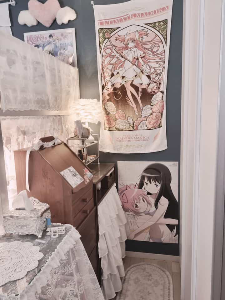 白を基調としたヴィンテージ風のパウダールーム、レースと木製家具、アニメの壁飾りが配置されたあざと可愛いインテリア