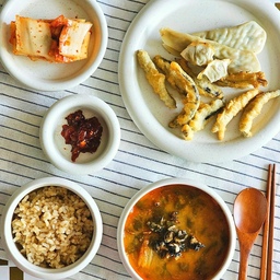 #오홈스토랑 #콘수프기록 
이거 맛있음!! 원래 추어탕 그닥 안좋아하는데 춘향골 추어탕 ㄱㅊ🥹🎀 추어튀김은 쏘쏘예요🤭ㅋㅋㅋㅋ
#밀키트 #다이소 #접시 #테이블매트 #다이소시트지 #맞팔 #맞팔환영 #맞팔해요 