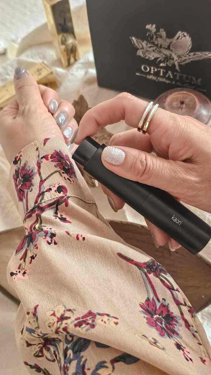 #繊維香水おすすめ #オプタウム 

忙しくてもいつも良い引き受けてみると、いつも気分が良かったでしょう？

子供の頃、毎朝テレビから出る
星座占いを真剣に取り上げてみました。

一日の気分が変わるほど
星座の物語がいつも特別に近づいてきましたよ⭐

今回はそのような思い出を思い出させる
オプタムテキスタイル香水星座シリーズに会いました。

私が選んだのは魚座TAKE IT EASYと
ヤギの座SENSUALITY。

個人的に私はオプタムの香りの中で一番好きな香りです。

💙魚座は豊かな想像力と感受性を持つ星座らしく、
香りもシトラスの澄んで透明なムードがいっぱいです。 
まるで真っ白なカーテンの間に浸透する日差しのように 
気分がさわやかになる香りです。

🌹ヤギ座は現実的で野心的な性格に似て、
濃いフローラルとマスクが調和した魅力的な香りを伝えてくれます。重要な瞬間、自信を生かしてくれるムードが魅力的です。

口紅に似たシックなデザインなのでポーチ、バッグにすっぽり入り、 
回して開閉する構造なので、バッグの中でも安心。

何よりも抗菌99.9％、10種類の有害成分不検出で安全性まで
取った点が好きです💝 

刻印サービスを加えるとたった一つだけのプレゼントになり、 
カカオをプレゼントすることで簡単に心を伝えることができます。
特別な日にもぴったりです🥹

＃家で最も忙しい2＃コンスープ記録＃パフューム＃繊維香水＃繊維スプレー＃家の贈り物＃プレゼントおすすめ＃プレゼント＃ギフトセット 
＃繊維フレグランス