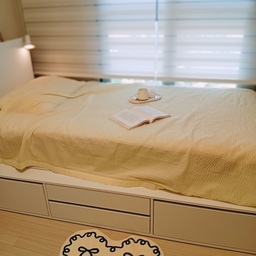 #살림살이 #콘수프기록 
메인청소기가 있지만...
바닥에 머리카락, 지우개가루가 수시로 떨어지다보니...
밤에는 돌돌이를 하지만...
돌돌이는 지우개가루 청소 좀 불편하기도하고....
낮에는 빠르게 쓱쓱하기에
가볍고 간편한 청소기가 필요하더라고여😍
그래서... 가벼운 무게 1.8키로를 자랑하는 
테팔 청소기를 서브로 들였어요😍
확실히 가벼우니까 자꾸 손이가요...
그리고 날씬하니까 쇼파밑에도 쏘옥...
메인청소기는 쇼파밑에 저 끝까지는 안들어갔거든요...
#살림일기 #청소기추천 #가벼운청소기 #무선청소기 #간편청소 #테팔청소기 #집안일 #집청소 #깨끗한집 #살림스타그램 #청소요정 #청소꿀팁 #홈클리닝 #생활청소 #먼지제로 #청소시간단축 #청소도구 #살림템 #집꾸미기 #편리한생활 #맞팔
