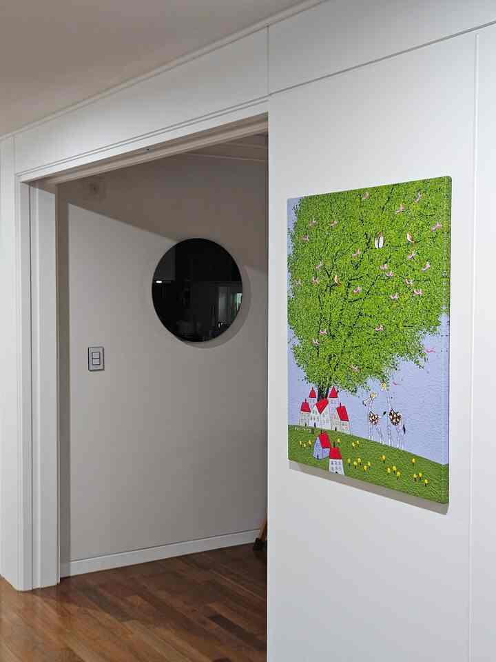 #오감리뷰 This is a review of a product I received through the program, personally used, and styled.

This is what my kitchen wall looks like.
Hanging Kim Min-jeong's "02 Where the Green Breeze Stays" piece in my home, the atmosphere inside transformed into a surprisingly refreshing and warm space.

This piece, with its subtle colors and fluffy flowers, evokes the feeling of nature's gentle breath permeating the space.

My home feels like an art gallery. It's filled with life.
The delicate details of each petal and each gust of wind seem to tell a story of nature, people, emotions, and time.

The canvas's texture is solid yet deeply resonant, revealing new charm and inspiration every time I gaze upon it. The size 20 is neither too large nor too small, so it blends naturally into any space in the home—the living room, entryway, kitchen, bedroom, etc.—and it's practical because it can be easily moved when moving.

Kim Min-jung's work delicately captures life's brilliant moments and small yet profound joys through light, color, and form. This piece, in particular, infuses a space with warmth and comfort, with its soft hues and nature-inspired forms.

Hanging it in my home makes the space feel even cozier, and every morning, when I see it, I feel a small sense of comfort and happiness seeping into my heart.

This piece is more than just a simple interior decoration; it's a special presence that fills a space with emotion and adds a story. My family loves it so much.

While styling this piece, I realized that it blends well with any space. It blends harmoniously with modern interiors, warm-toned vintage styles, and simple, minimalist styles. The natural elements in this piece enliven the home, allowing the viewer to briefly forget the fatigue of everyday life and find peace of mind. Artist Kim Min-jung's "02. Where the Green Breeze Stays" isn't just a work of art; it's a warm medium connecting space and people. Hanging this piece anywhere in your home will infuse you with a little happiness. I wholeheartedly recommend it!

#FiveSensesReview #김민정작가 #초록바람이머무는곳 #인테리어아트 #집꾸미기 #캔버스아트 #자연감성 #홈데코 #작은행복 #아트리뷰 #공간스타일링 #감성인테리어