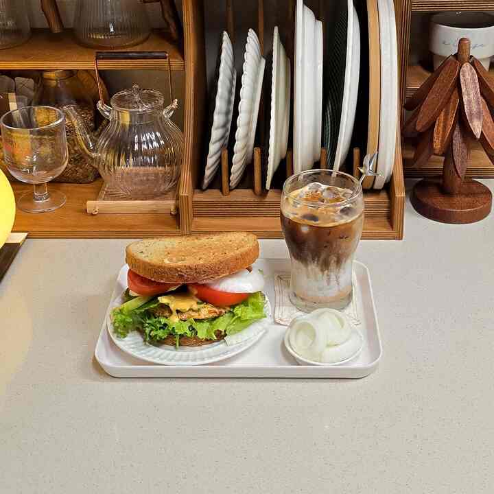 自分で作るサンドイッチと🥪
香ばしい豆をツーショットで入れた蒸しラテ☕️

今日午前にやるべきことを芽生え、
午後の私のためのおいしいアジャクスタート！
キッチンで作る
リビングルームでヤムヤム🍽

＃朝食ルーム＃カフェイン充電
＃サンドイッチ＃オーホームストア 
＃コンスープ記録＃キッチンアクセサリー
