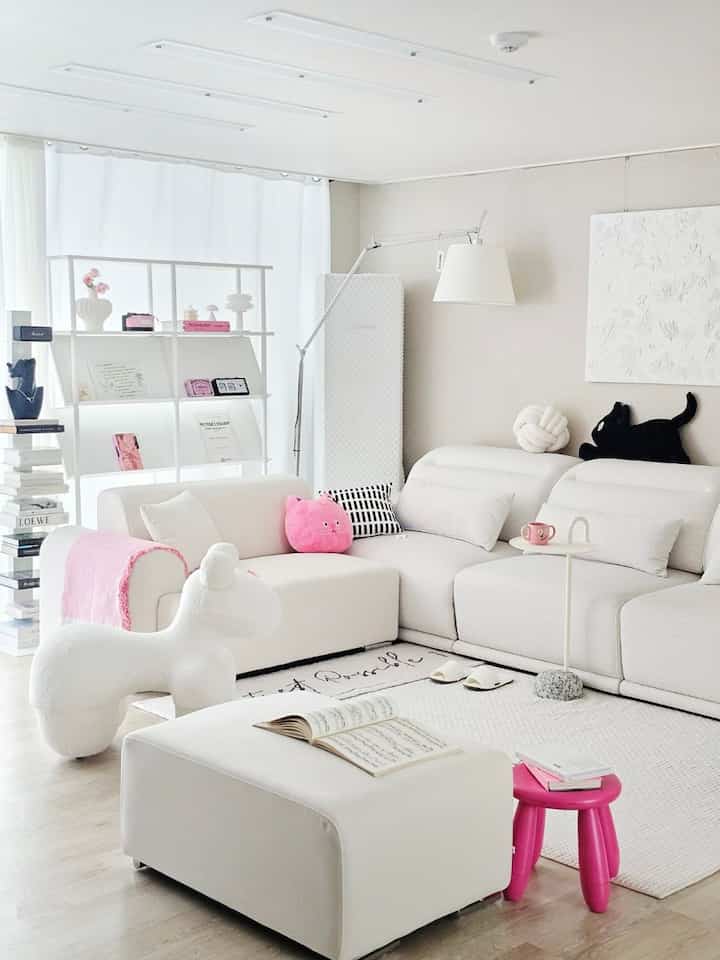 #リビングスタイル #ピンクインテリア
。
もうすぐ来る＃秋を迎えながら 
リビングルームをピンク色に染めました。
秋は必ずウォームトンである必要がありますか？
ピンクムーリーも秋が季節です😆
。
✔️ホワイトシェルフ+ピンクオブジェ
✔️ホワイトソファ+ピンクブランケット
✔️ホワイトニャン+ピンクニャンゼリー
。
マスカラ＆ボルタッチの感じで👀
ブラックピンクの組み合わせもかなりよく合いますよね！
#リビングは当面このモードで定着🌷
。
＃スイートダリン 