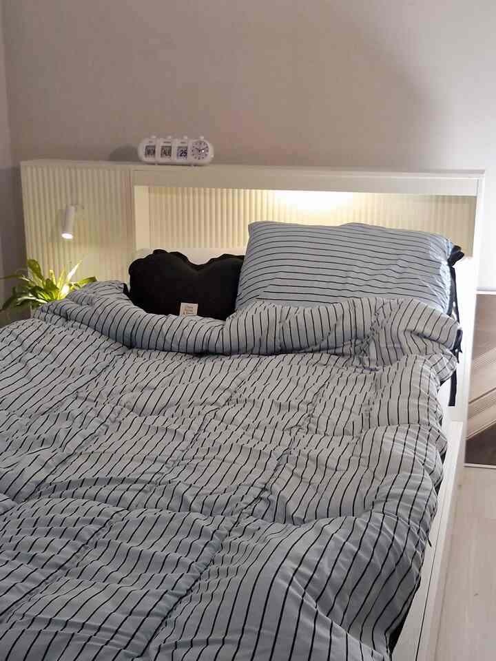 #오감리뷰 This is a review based on my own experience using and styling the product provided through the program.

Daily Living_Pleo Tembaboard Hotel-Style LED Storage Bed Frame SS

The Tembaboard storage bed frame makes efficient use of space while adding a cozy atmosphere to the bedroom.

The three-dimensional Tembaboard design exudes a modern vibe, making it visually appealing. The bedhead features an LED light with three dimmable levels, allowing you to set the brightness to your liking. I usually turn on mood lighting or indirect lighting before bed, but turning it on softly at a low level allowed me to use it as a small mood light, allowing me to relax without disturbing my sleep.

The top of the headboard can be used as a shelf, providing a secure place to store things like a diffuser, a desk clock, or small objects. The built-in outlet in the headboard is also a plus, allowing me to conveniently charge my phone while lying in bed.

The bunk-style storage space under the bed is perfect for storing seasonal clothes and bedding, while the three-tiered drawer on the side neatly organizes frequently used clothing and accessories. The optional lighting panel features pin lights, making it convenient for bedtime reading. The single-tiered drawer on the panel is perfect for storing smaller items like lip balm and hand cream, and the top drawer is perfect for displaying picture frames, objects, or flower pots for added accents.
I also appreciated the durability of the LPM material, which is durable, and the fact that it doesn't use any harmful adhesives, giving me peace of mind.

#PleoBedFrame #데일리리빙 #템바보드침대프레임 #템바보드 #템바보드침대헤드 #침대프레임 #침실 #침실꾸미기 #작은방꾸미기 #침실인테리어 #믹스앤매치 #믹스앤매치이불 #작은방인테리어 #오가든 #아비스고사리 #식물 #하트쿠션 #이불세트 #침구 #이불추천 #이불 #추천템 #맞팔