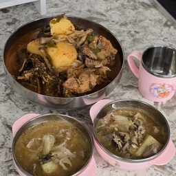 오늘 저녁으로 만들어 먹은
순살 감자탕이에요!✨️
고기로는 통목전지1kg 을 사용하였고
시래기는 500g을 넣었어요!
(이정도면 밖에서 10만원어치 될꺼같아요🤣)
뼈 발라먹을것도 없고 너무 좋더라구요!
진짜 너무 맛있게 만들어져서 뿌듯함 뿜뿌였답니다🫣
#오홈스토랑 #콘수프기록 #감자탕 #요리 #저녁 #저녁밥 #주말 #토요일 #토요일저녁 #저압냄비 #맞팔 #맞팔해요 #맞팔소통
