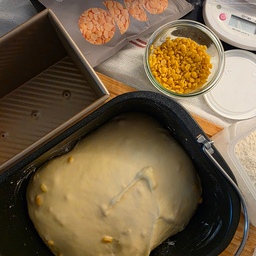 홈베이킹/루핀콩 식빵 🍞 만들기
저는 소량의 빵을 구울땐 
제빵기로 반죽과 발효 까지만 하고
굽는건 오븐에서 굽는 방식으로 식빵을 만들어요
대량 빵을 만들땐 캔우드 반죽기를 쓰고요~~
(내 손목은 소듕해😆😁)
루핀콩 너무 좋데서 선물받고
요거로 식빵을 만들었죠
제빵기에 반죽하면 내손목 지킬수 있구요
추운 겨울에두 발효를 제빵기에서 하니
시간도 절약되서 넘 좋아여~~
완성샷은 담번에 ~~😁😁
#제빵기 #쿠쿠제빵기 #홈베이킹 #홈쿡 #홈카페
#홈베이커 #식빵 #루핀콩 #루핀콩식빵
#베이킹도구 #베이킹용품 #제빵기베이킹
#발효기 #반죽기 #콘수프기록 #살림살이 