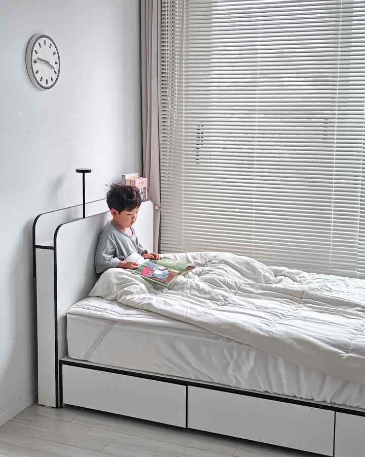 #무상제공 @roomnhome 
Thanks to the new RoomnHome Blanc Edge storage bed, my room looks so much neater! 🛏️ 
The minimalist design blends seamlessly with my interior, and the hidden storage drawers underneath make it super convenient for organizing blankets and seasonal clothes.
It complements my accessories perfectly, giving the room a whole new feel. ✨ 

#RoomnHome #룸앤홈후기 #룸메이트12호 @roomnhome 
#BlankEdgeStorageBed #룸앤홈침대 #수납침대 #침대추천 #디자인침대 
#InteriorBed #원룸침대 #자취방침대 #안방인테리어 #아이방인테리어 
#MasterBedroomDecoration #아이방꾸미기 #콘수프기록 #오늘의가든 #좋아요 #맞팔