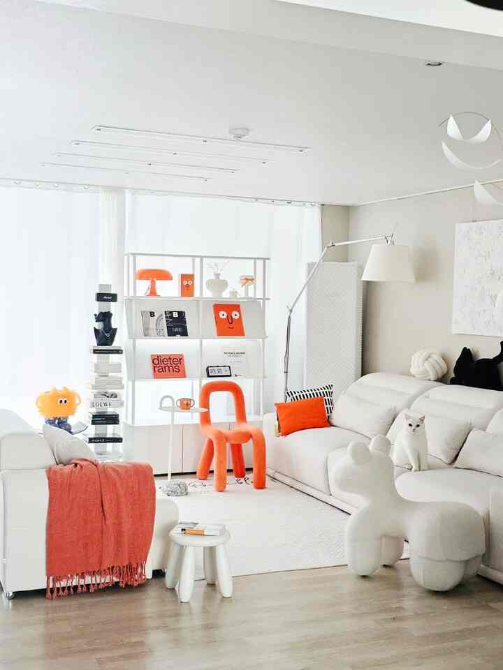 #콘수프기록집 #오늘의우리집 1

.

The charm of 'home decorating' is tremendous,

like playing with dolls(?), so much fun rin🤍

To welcome September, I changed my makeup look to my favorite color,

orange.

.

✔️ Shelf zone decorated with orange accessories

✔️ Moustache Bold with explosive presence

✔️ Soft, smooth blanket

✔️ Dried flowers (=Princess gift)

.

I put a headband(?) on the snowman,

and it was so cute that I giggled to myself😆

Let's all

spend this newly started September happily✨️

.
#DalcomDarin #거실 #아파트거실 #거실스타일링 #거실꾸미기 #거실인테리어 #아파트인테리어 #가을인테리어 #가을맞이 #살림로그 #내돈내산잘산템 #오렌지인테리어 #오렌지소품 #일광전구 #스노우맨 #가을준비 #오늘의집추천템 #살림살이추천 #나다운공간 #컬러소품 #요즘신혼인테리어