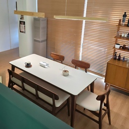 우리집 다이닝룸을 변화시켜 준 포세린 식탁세트
우드 프레임으로 주방의 따뜻함을 더해주고 
모던한  포세린 통 세라믹 상판이 세련된 분위기를
완성시켜 준 썸앤데코 하모니 아카시아 원목 세라믹 식탁
 포세린 테이블 6인용 1800
균형잡힌 구조의 아카시아 원목으로 묵직함까지
스크래치에 강하고 내구성도 좋아서
식탁 외에 다용도 테이블로 쓰기에 딱 좋고
무늬결도 고급스럽고 단단해서 내구성도 좋고
모서리 부분 라운드 마감처리까지 꼼꼼하게 확인했는데
깔끔한 마감처리와 라인이 맘에 쏙 들었어요
벤치형 체어는 첨에 불편해 보이지 않을까 싶었는데
 앉아보니 보는것과는 달리 너무 편안해서 놀랐어요
패브릭 느낌이 있는 가죽이라 생활 방수 기능이
있어 관리도 쉽고 퀄리티도 너무 좋아요 
특히 체어는 등받이가 특이하게 눈에 띄는 곡선 형태인데
 등을 안정감있게 감싸 주더라고요  
유행을 타지 않는 개성있고 모던한 디자인이라 점에서
 오랫동안 새것처럼 쓸 수 있을것 같네요
#포세린식탁 #식탁의자 #벤치형의자 #우드인테리어 
#식탁인테리어 #다이닝룸 #다이닝룸조명 #팬던트조명 
#세라믹식탁 #세라믹테이블 #식탁세트1800 #6인용식탁 
#썸앤데코 #썸앤데코식탁 #썸앤데코하모니 #제품협찬 
