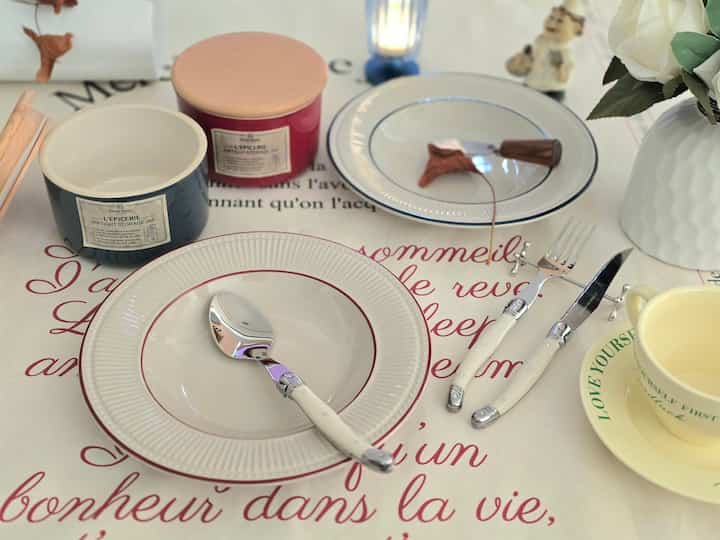 I'm currently stocking up on kitchen plates one by one.
Plate and airtight container personally selected by my husband, a talented cook.
✔️ Ovenro Pleated Pasta Bowl 1+1

Choose two colors: burgundy and navy. A basic oatmeal color with edgy, sophisticated accents.
The bowl's height makes it perfect for soupy dishes.
✔️ Denby Elements Natural Glossy Pasta Bowl
also available in two colors.
✔️ I think we're the only ones without cutlery, so I bought this at a reasonable price.
Laguiole Dinner Set for Two, 3 Pieces, Cream White
It looks pretty on a spoon rest.

✔️Stylish and sophisticated colors.
Emien Lee Ceramic Airtight Container
Granate + Blue Pavo

#Housekeeping #콘수프기록집 #주방접시 #프레이팅접시

#Pasta Plate #커트러리 #밀폐용기추천 #밀폐용기 #파스타볼