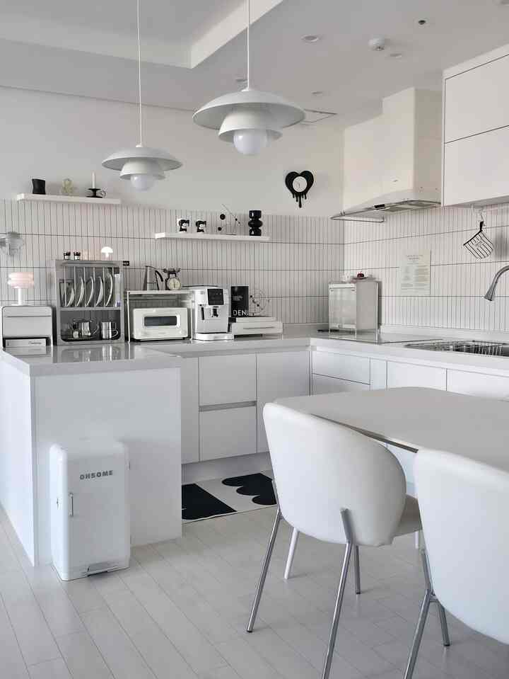 Pernahkah Anda melihat tempat sampah secantik ini? lol
Saya baru saja menggantinya dan saya menyukainya!
Desain retro dengan lekukan lembutnya menyatu sempurna dengan interior apa pun, dan segel silikon enam lapis memastikan segel sempurna, menghilangkan bau tak sedap! Hebatnya lagi, Anda bisa menggunakan kantong sampah premium khusus maupun kantong sampah bayar per penggunaan yang sudah ada.
Selain itu, praktis karena dilengkapi kunci tutup, pedal untuk mencegah jari kaki terjepit, dan pegangan yang bisa dilepas.

Hanya dengan mengganti satu tempat sampah saja, suasana di rumah saya terasa sangat berbeda.
Warna putih bersihnya membuat ruangan tampak jauh lebih cerah. 🤍

#CornSoupRecord #살림살이 #휴지통 #휴지통추천 #기저귀휴지통 #냄새차단휴지통 #집들이선물 #주방꾸미기 #화이트주방 #주방 #쇠테리어 #주방용품 #출산선물 #결혼선물 #페달휴지통 #인테리어휴지통 #화장실휴지통 #주방휴지통 #리빙템 #육아템 #화이트인테리어 #살림템 #주방템 #주방살림 #맞팔 #주방선반 #주방가전 #신혼가전 #주방인테리어 #키친인테리어
