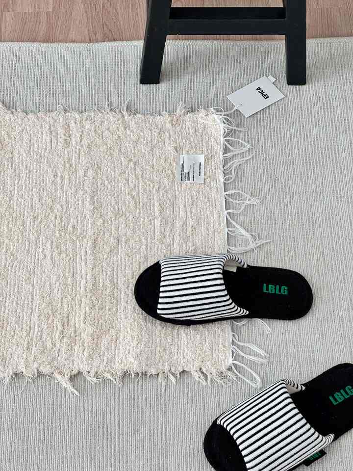 A rug I bought during a sale. It feels so good♡♡

.
.

#PrettyItemsBest #콘수프기록집 #거실인테리어 #거실꾸미기 #홈스타일링 #셀프인테리어 #거실 #거실스타일링 #인테리어소품 #집꾸미기 #러그 #발매트 #룸슈즈 #공간연출 #살림살이 #오늘의우리집 #포인트인테리어 #우리집포토존 #러그인테리어 #포르투갈러그 #내돈내산 #내추럴인테리어 #패브릭인테리어