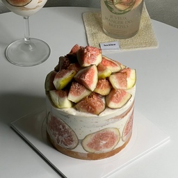 Fig cake🎂
요즘 제철인 무화과를 가득 넣어 만든 케이크✨️
화이트초콜릿이 베이스인 얼그레이크림으로 샌드했더니 더 맛있어졌어요🥹💛
과일을 가득 올린 케이크의 최대 단점은-!
예쁘게 썰어먹지 못한다는건데요😢✨️
그래도 많은 과일 양은 포기 못하지요!!
숟가락으로 야무지게 퍼먹었답니다💖 
📍무화과는요-!
✔️식이섬유와 프리바이오틱스 풍부!
✔️높은 식이섬유가 혈당 상승 down!
✔️포만감 오래 유지! 
지금이 딱 맛있을 시기라고 하니 늦기전에 무화과 즐기세요🎶
#베이킹 #홈베이킹 #무화과 #케이크 #cake #홈카페 #homecafe #baking #homebaking #맞팔 #맞팔해요 #소통 #소통해요