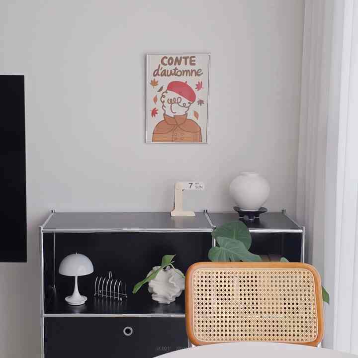 #콘수프기록집 #예쁜템최고야 Same-kun di Musim Gugur 🍁
Musim gugur masih terasa seperti musim panas, tapi

Saya menggantinya dengan poster Same-D yang memancarkan nuansa musim gugur yang indah.
Poster adalah cara sempurna untuk mengubah suasana💌

#Properti #포스터 #가을 #세임디 #세임군 #블랙수납장 #거실홈카페 #거실인테리어 #쇠테리어 #미드센츄리모던 #미드센츄리 #모던인테리어 #오브제