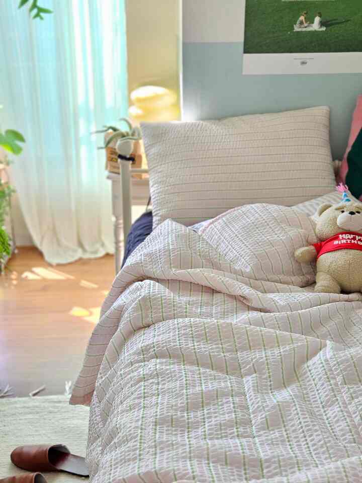 #콘수프기록집 #예쁜템최고야 
Mattila Seersucker Summer Blanket
It's meant for summer, but it's not too thin, making it perfect for use through early fall.
The subtle pink and green combination was so lovely that I immediately
bought it..😚🩷💚
The cotton candy-sweet colors make me happy every time I look at it.

#Mattila #침실인테리어 #침실꾸미기 #집꾸미기 #오늘의집에서샀어 #소비기록 #맞팔해요 #나도크리에이터