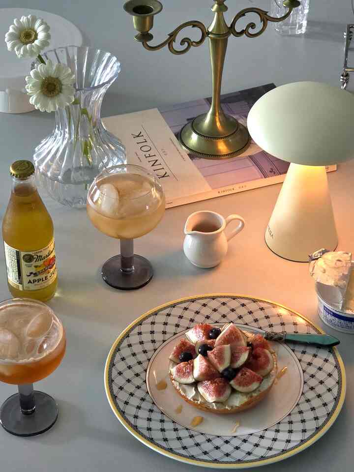 #콘수프기록집 #오늘의우리집 #무화과토스트 #무화과베이글 
イチジクが終わる前に勤勉に食べる必要があります🤍
今年のイチジクは気分のせいかもっと美味しいです🤍

ベーグルを軽く焼いてクリームチーズをドトムヒ塗り、
イチジクのキューブでしっかりとスライスしてふんだんに上げてメープルシロップを振りかければ終わり🥞
サイサイブルーベリーも入れてくれました🤍

簡単ですが、とてもおいしいです。幸せです🩷