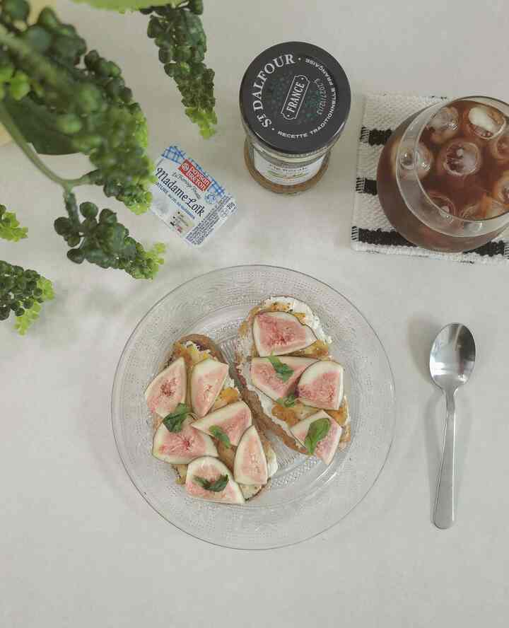 今日は季節の果物のイチジクです。
しばしば目に踏んでサンドイッチを作ってみました🥪
サクッとバターで焼いたパンの上にイチジクのジャムを塗り、 
クリームチーズをたっぷりあげてから、  #무화과토스트 #무화과샌드위치 #집밥일기 #브런치 #푸드스타일링 #플레이팅 #플레이팅접시 