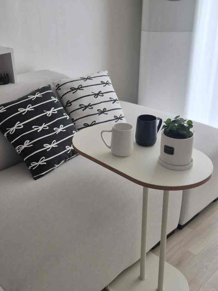 リビングルームに小さな変化を与えたい 
ソープシスサイドテーブルのおかげで雰囲気が大きく変わりました。 
ソファのそばに置いて植物、マグカップを上げておく 
家ははるかに暖かく感性的に変わりました。 

サイドテーブルは大きくないのでスペースチャージもなく、 
軽く運んで寝室でも協卓のように活用できます。 
満足度が高いです。 
ソファ、サイドテーブル、植物やクッションまで 
調和して家が最も居心地の良い空間になりました。

＃ソフシス＃ソフシスサイドテーブル
#今日の家