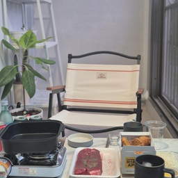 저녁이 되면 우리 집 발코니는 가끔 작은 힐링 공간으로 변해요.
좋아하는 음식과 함께 블루투스로 음악을 틀어놓고 한 잔 즐기면, 구축 아파트라는 사실도 잊을 만큼 행복하고 편안해져요!
올해 스타벅스 프리퀀시로 받은 라코스테 와이드 폴딩 체어 덕분에 그 시간이 더 특별해졌어요. 넓고 안정감 있는 착석감에, 캠핑이나 피크닉은 물론 발코니에서도 딱이에요. 🪑✨
커피 마신 보람 200% 느낄 수 있는 득템이라 전혀 아깝지 않더라고요!
소소하지만 확실한 행복, 바로 우리 집 발코니에서 찾고 있어요. 💚
#오늘의집 #우리집발코니 #발코니인테리어 #발코니꾸미기 #홈카페 #홈바 #집들이인테리어 
#소확행 #힐링타임 #블루투스스피커 #음악과한잔 #분위기맛집 #집스타그램 #홈스타그램 
#스벅프리퀀시 #스타벅스라코스테 #라코스테폴딩체어 #캠핑체어추천 #캠핑감성 #피크닉체어 
#득템템 #행복한공간 #거실발코니 #작은발코니꾸미기 #힐링인테리어 #홈라이프 #편한공간
#집콕라이프 #발코니한잔 #행복한집