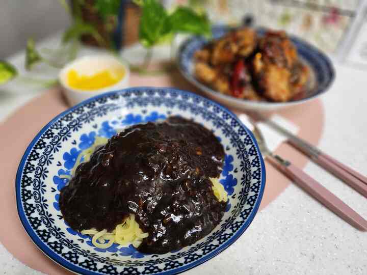 パステル調のテーブルの上に青い花柄の皿と美味しそうな料理が並ぶ清潔感ある食事空間